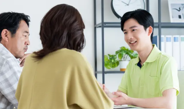 スタッフが保護者と向き合い、相談や説明を行っている様子