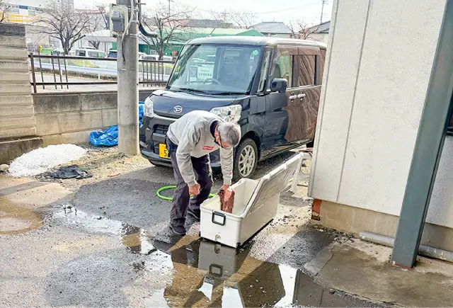 屋外で作業に取り組み、働く経験を積んでいる利用者の様子